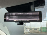 インテリジェントルームミラーです。人や物で視界が遮られてても、車体後部のカメラ映像に切り替えることにより、クリアな後方視界を実現しています。