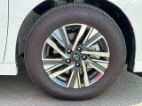 純正アルミホイールのデザインはボディデザインとマッチしており、すっきりした雰囲気は好印象です!
