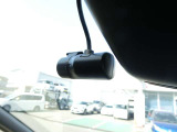 ドライブレコーダーは、車の運転中に前方の映像を記録する装置です。万が一の事故の際に、状況を記録して証拠として利用することができます。
