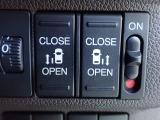 運転席からもスライドドアをボタン操作でスピーディーに開閉できます!またスマートキーでも操作できるので便利です。