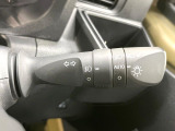 【オートライト】周りの明るさに応じて自動でヘッドライトの点灯・消灯ができる機能です!ライトの付け忘れ・消し忘れなどが無くなり、雨の日や夕方の走行も安心!トンネル通過時も便利ですね
