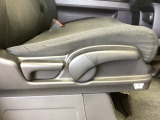 シートハイトアジャスターが付いているので運転姿勢を調整するのに便利ですね。身長に合ったシートポジションは安全運転や疲労軽減にもつながります。