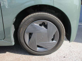 日産純正のホイールキャップが装着されてます。