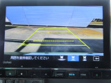 【リアカメラ】リバースに入れるだけで後方の映像が映ります。安全確認や、狭い駐車場での車庫入れ、雨の日や夜間など視界の悪い時に便利です。安全にバックする為には欠かせない装備です。