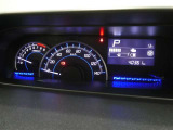 各操作スイッチは使いやすい位置に配置され、とっても見やすいメーターです。夜間時はラグジュアリーな気分にさせてくれる照明が魅力ですので、夜のドライブも楽しみになりますよ♪