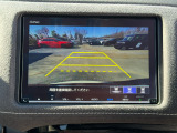 駐車時の安全確認をサポートするバックカメラも使用できます。インターナビで様々な情報を得ることもできます。