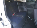 後部座席は足元が広くゆったり乗って頂けます。