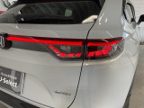 特徴的なデザインで後方からの確認しやすいLEDリアコンビネーションランプ