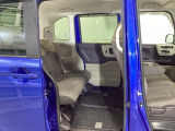 ホンダ車の低床ボディは、チャイルドシートへのお子さまの乗降や荷物の積載もスムーズ。足元もゆったりとしていますので、おくつろぎいただけます。