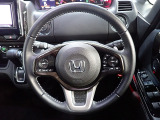 ハンドル左側にはオーディオ操作が出来るオーディオリモートコントロールスイッチ、右側にはHonda SENSINGとオートクルーズコントロールのスイッチを装備!