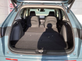 リア席を倒せば広々とした空間の出来上がり!床が低くフラットになり、天井までの高さがありますので積載が便利です。