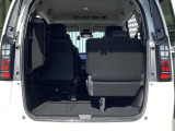 深さのあるラゲッジスペースです!!高さのあるお荷物もそのまま載せて頂く事も可能です!!サードシートも使えて便利です!!
