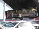 インテリジェントルームミラー:後席乗員ヘッドレスト荷物が写り込み見にくくなりがちな後方視界/後方カメラ映像をミラー面に映します 車内状況や天候に左右されず夜間カメラ感度UPさせクリアな後方視界が得られます