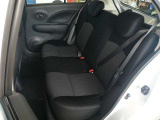 厚みのあるクッションとゆったりした座面で快適な座り心地のリアシート♪