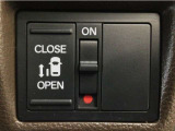 【パワースライドドア】助手席側がパワースライドドアになっており、運転席のスイッチやスマートキーでも開閉が可能です!開口部も広いので乗り降りも楽々♪