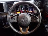 ハンドル右側にはHonda SENSINGとオートクルーズコントロールのスイッチを装備!