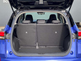 後部座席に座れる状態でも荷室はこれだけの広さがあるのでお出かけやお買い物にも重宝します。ついつい買い物しすぎても安心ですね♪