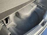 トランク下側にも少し荷物を収納することができます。