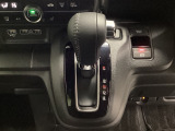 CVT車のセレクトレバーです。低速から高速まで、変速ショックのないスムーズな走りと、エンジン効率のよい領域を維持して燃費にも貢献します。サイドブレーキはスイッチ操作の電子制御パーキングブレーキです。