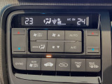 オートエアコンは左右席で独立温度コントロールが可能です。運転席はキンキンに冷やして助手席はマイルドにと言った設定が可能です☆暑さ寒さでケンカすることもなくなりますね♪