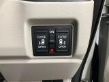 両側パワースライドドア付で、挟み込み防止機能によりお子様の乗り降りも安心!車内・車外のドアハンドルからはもちろんのこと運転席スイッチやリモコンキーからも開閉操作が可能で大変便利な装備となっております!