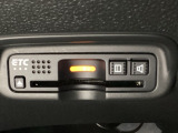 ハンドルの左下にETCがついています。高速道路の料金所の通過も楽々です!。 カードの取り出しもしやすい場所についています。