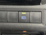 【AHB:オートマチックハイビーム】クルマに搭載されたシステムが、先行車や対向車の存在のほか周囲の明るさを検知し、ハイビームとロービームを自動で切り替える機能です。