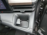ドライブには欠かせない引き出し式のドリンクホルダーが備わっています。
