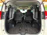 後席を格納すると、これだけの広さが!シーンに合わせたシートアレンジで、大きな荷物も積むことが出来ます♪