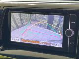 【バックカメラ】駐車時に後方がリアルタイム映像で確認できます。大型商業施設や立体駐車場での駐車時や、夜間のバック時に大活躍!運転スキルに関わらず、今や必須となった装備のひとつです!