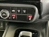 運転席/助手席シートヒーターで寒い日もすぐに温かくなり快適に過ごせます。2段階の温度調整が可能です