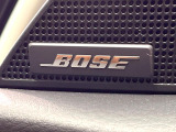 【BOSEサウンドシステム】メーカーオプションの高品位サウンドシステムを搭載。専用のチューニングが施された大小様々なスピーカーから良質なサウンドが奏でられ、臨場感あふれる音響空間を演出します。
