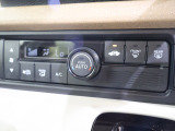 フルオートエアコンが装備されています!お好みの温度設定をするだけでエアコンの風量やモードの切り替えを自動でコントロールしてくれます!ユーザーの操作が少なく燃費走行にもつながります!