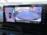 自車を真上から見下ろすように映し出すので周囲の状況が分かるアラウンドビューモニター搭載。フロントカメラとしても使用できます。車庫入れなど苦手な人の頼りになる助っ人です。