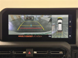 【パノラミックビューモニター】自車周辺をぐるりと俯瞰できるカメラで危険を察知。「床下透過機能」付で、駐車場の白線などにまたがった場合でも画面を見れば一目瞭然です。