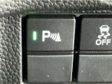 パーキングセンサーシステムは走行中に障害物が迫ると音と表示でお知らせ、低速走行時時の安心感を高めます