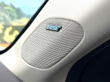 【BOSEサウンドシステム】メーカーオプションの高品位サウンドシステムを搭載。専用のチューニングが施された大小様々なスピーカーから良質なサウンドが奏でられ、臨場感あふれる音響空間を演出します。