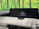 【12.3インチマツダコネクト】車内の雰囲気にマッチした大型ディスプレイ。スマホ接続でのナビ使用やBluetooth再生等、様々な機能が楽しめます。直感的なダイヤル操作が可能で、使い勝手も良好です。