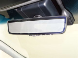 デジタルインナーミラーを装備してます。後部座席の人や大きな荷物で後方の視界を遮られることがありません。