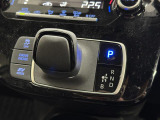 【シフトレバー】近年のハイブリッド車特有のスマートなシフトレバー。身近に触れるポイントですが、先進的で近未来のような印象を受けますね。