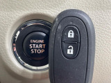 【キーレススタートシステム】カバンやポケットに入れたままでもドアの施錠・解錠が可能なスマートキーを装備。エンジンのオン・オフ時もカギを取り出す必要が無いからとっても便利です♪