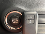 【キーレススタートシステム】カバンやポケットに入れたままでもドアの施錠・解錠が可能なスマートキーを装備。エンジンのオン・オフ時もカギを取り出す必要が無いからとっても便利です♪