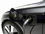 専用コードを接続するだけで簡単に充電が行えます。プラグインハイブリッドモデルT6 AWD PHEVは、走行中の充電のほか、自宅などに設置された充電機器からの充電が可能です。