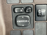 【電動格納ミラー】サイドミラーは電動格納式となっており、狭い駐車場でもキズがつくリスクを抑えられます。