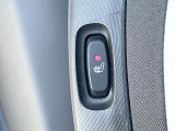 ●フロントシートヒーティング:運転席・助手席共に三段階で調節が可能なシートヒーターを装備しております。季節を問わず快適にご使用いただけます。