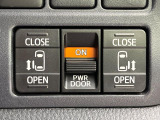 【両側パワースライドドア】スマートキーや運転席のスイッチで後席両側スライドドアの開閉が可能♪電動だから力を入れてドアを開ける必要が無く、小さなお子様でも簡単に開け閉めでき快適です♪