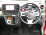 【徹底洗浄クリーニング実施済】運転席からの視界はこんな感じです☆お気軽にご来店いただき、実際に座って是非お確かめください。ドライバーに寄り添う快適な操作フィールをもたらすステアリングです。