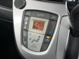 【オートエアコン】一度お好みの温度に設定すれば、車内の温度を検知し風量や温度を自動で調整。暑い&hellip;寒い&hellip;と何度もスイッチ操作をする必要はありません。快適な車内空間には必須の機能ですね♪