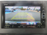 リバースギア連動のバックカメラが付いています。画面に鮮やかに写りますので夜間や雨の日も安心してバックできますね。人気装備の一つです。