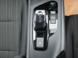 スマートに収まっているシフトレバー周り。ドライブモード切替を電動パーキングブレーキ
